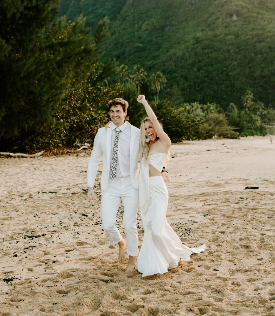 eloping couple in Hawaii wedding on the beach