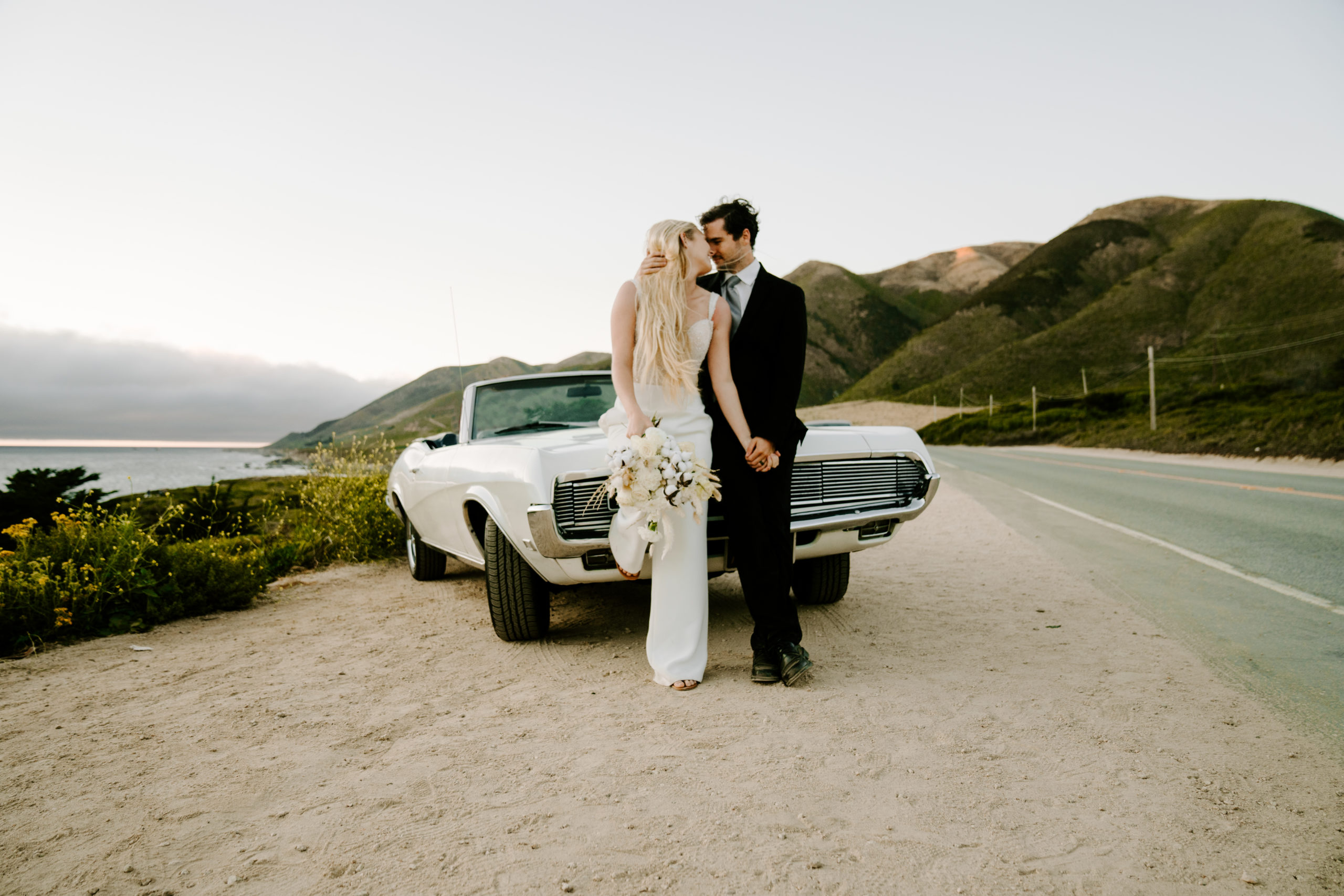 groom and bride kissing big sur elopement off of hwy 1