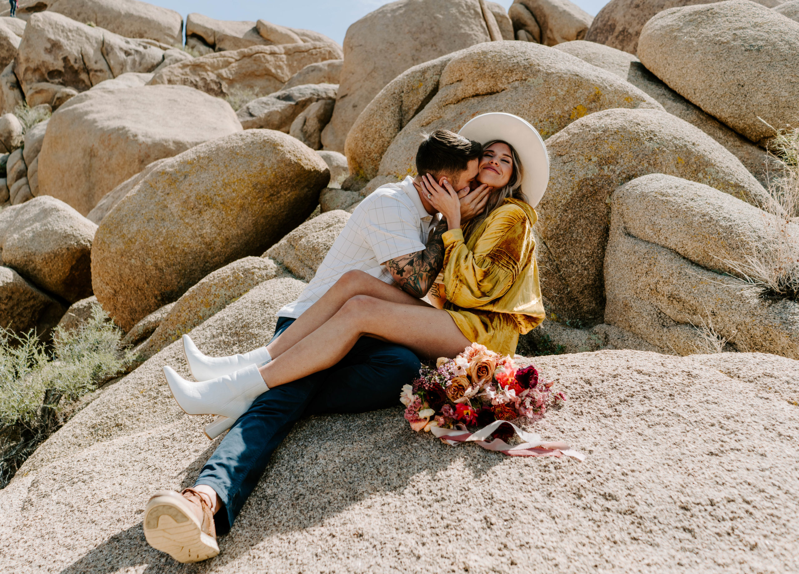 Couple kissing on rocks during her Joshua Tree photoshoot.
