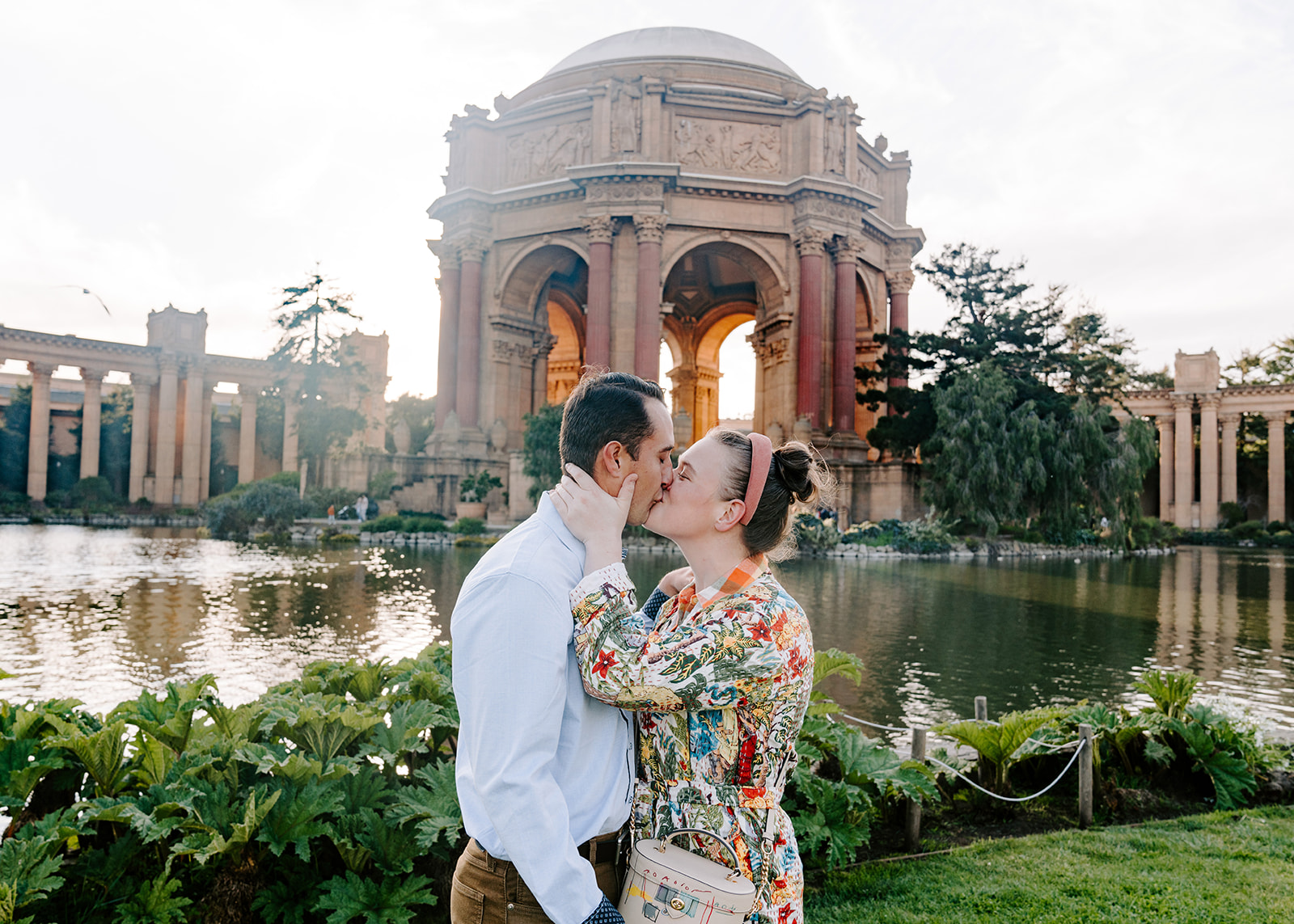 couple kissing at palace of fine arts