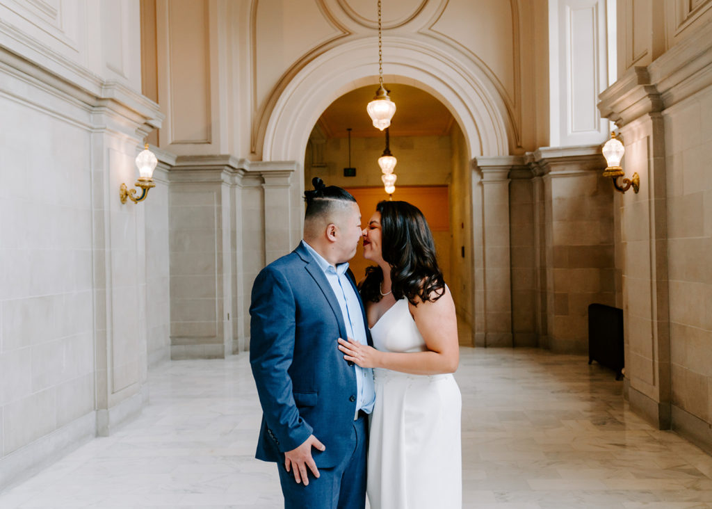 Couple Eiskmo kissing in San Francisco City Hall.