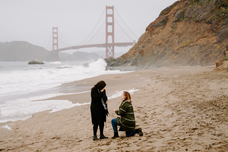 couple proposal at the golden gate bridge