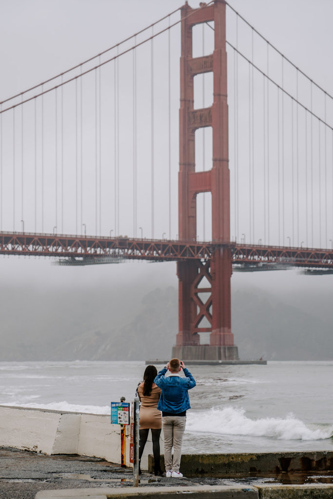 couple at the golden gate bridge