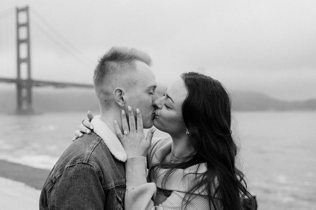 couple kissing in san francisco