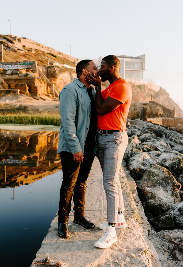 couple kissing at the sutro baths